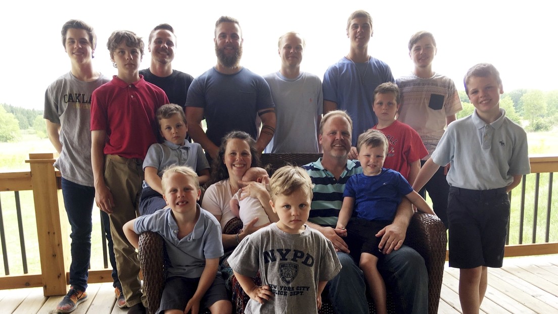 Familia con 14 hijos varones celebra el nacimiento de una niña
