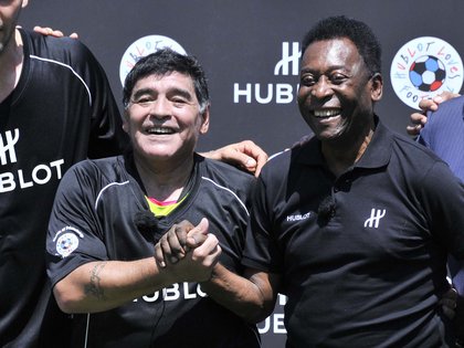 Pelé lamenta la muerte de Maradona: «algún día patearemos una pelota juntos en el cielo»