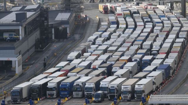 Las impactantes imágenes aéreas de los miles de camiones varados por el coronavirus en el Reino Unido