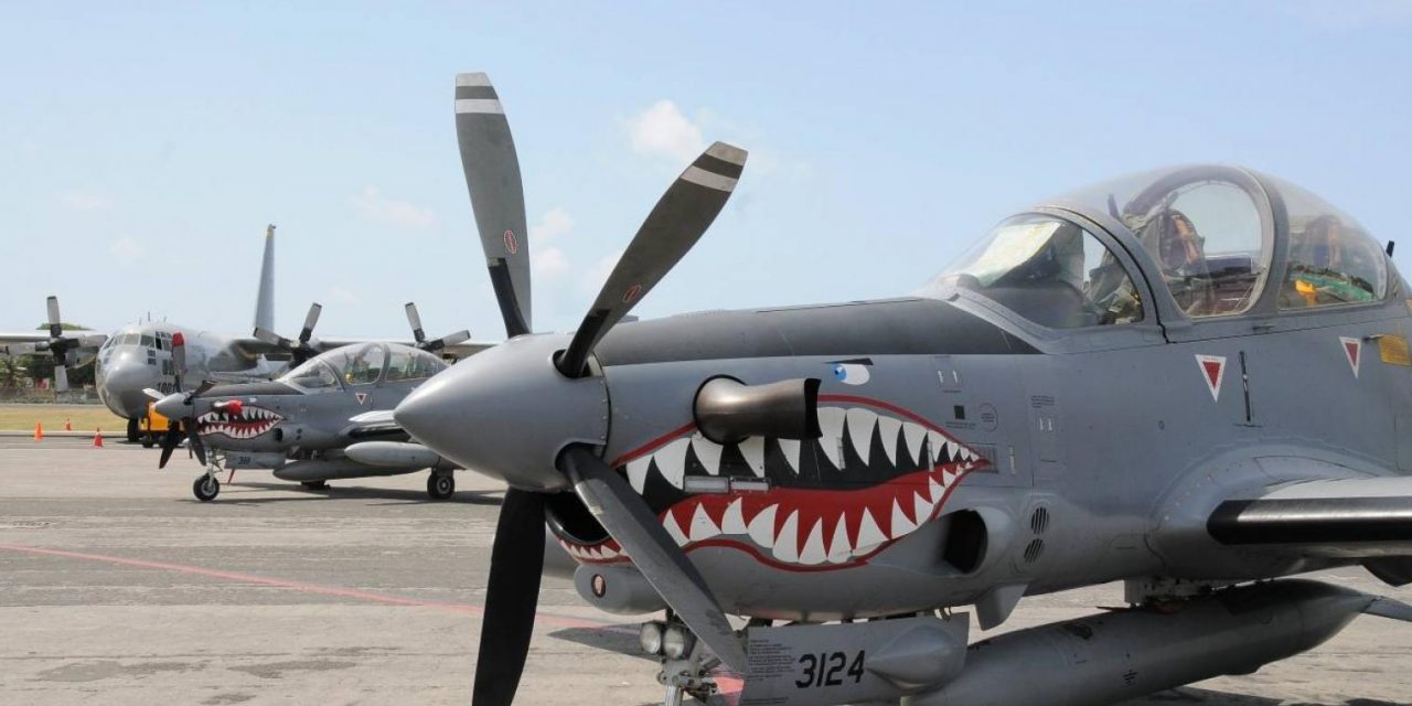 Aviones Tucano de la FAC al borde de generar una tragedia