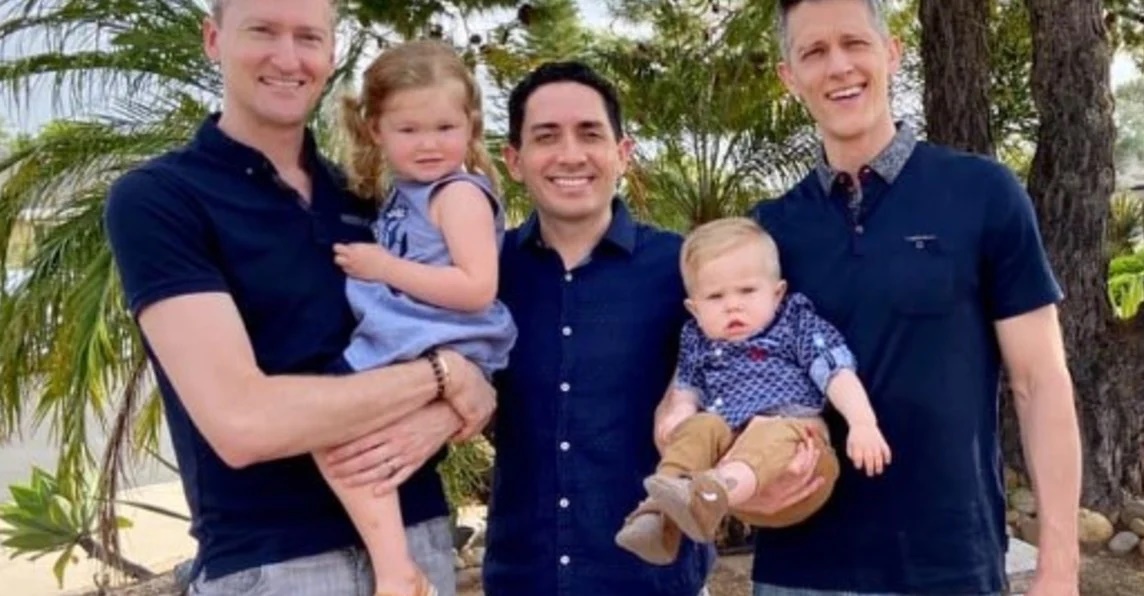 Familia moderna: tres hombres fueron reconocidos como los padres legales de sus dos hijos