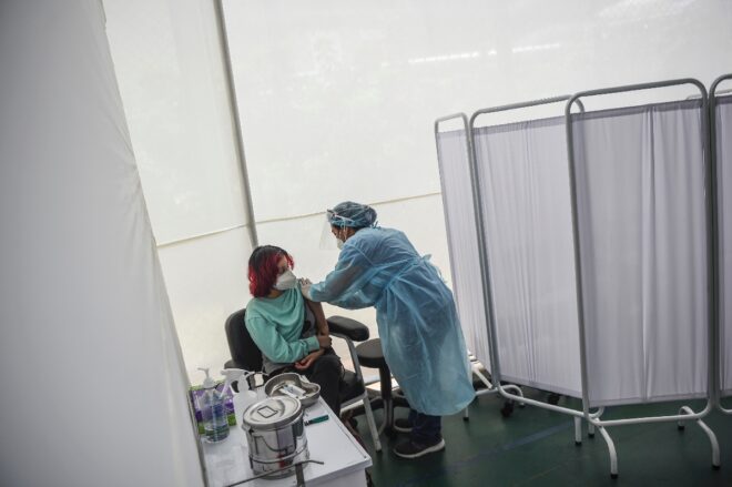 Perú suspende por precaución el ensayo de vacuna china contra el covid-19