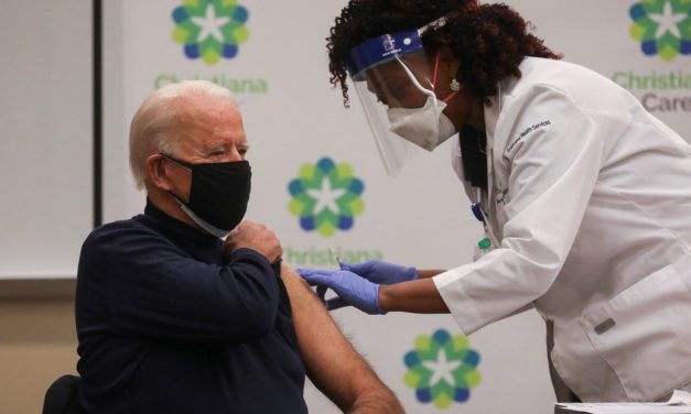 VIDEO: Joe Biden recibe en vivo la primera dosis de la vacuna de Pfizer contra el covid-19