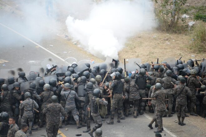 Fuerzas de seguridad frenan caravana migrante en Guatemala con gas lacrimógeno y palos