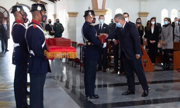 Ministro de Defensa Carlos Holmes Trujillo fue despedido con honores militares
