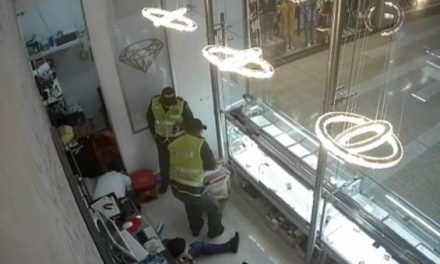 Disfrazados de Policía, dos delincuentes robaron joyería en centro comercial de Barranquilla