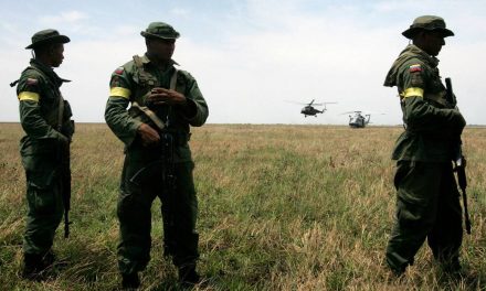 Desplazamiento masivo desde Venezuela hacia Colombia por combates en frontera, en Arauca , 2 militares MUERTOS Y 32  subversivos CApturados