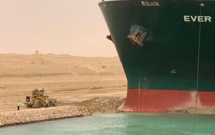 Varios barcos empiezan a desviarse hacia rutas alternativas en lugar de esperar a que se desbloquee el Canal de Suez