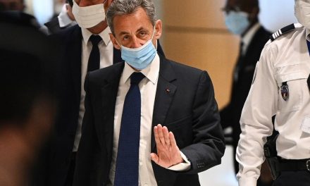 Condenan al expresidente francés Nicolas Sarkozy a un año de prisión y dos en suspensión por corrupción