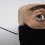 VIDEO: Crean una inquietante cámara web con aspecto de ojo humano que parpadea y sigue con su mirada al usuariO