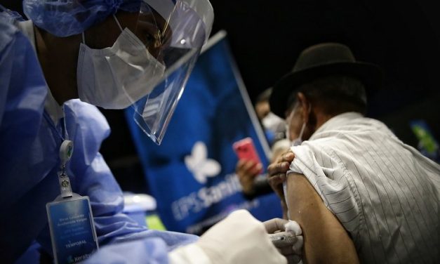 Contraloría de Colombia denuncia que se duplicó el número de fallecidos que aparecen como vacunados