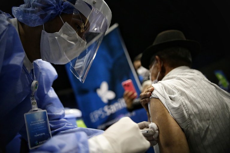 Contraloría de Colombia denuncia que se duplicó el número de fallecidos que aparecen como vacunados