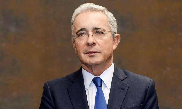 Álvaro Uribe rechaza tributaria de Iván Duque y propone una que recaudaría la mitad