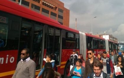 A habitantes del sur de Bogotá les tocó transportarse a pie: no hay buses por paro