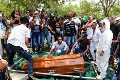 Colombia se acerca a tres millones de contagios y 74.000 muertes por Covid-19. Arrecia tercer pico de la pandemia