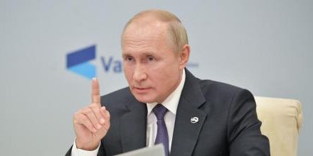 La Corte Penal Internacional emite una orden de arresto contra Vladimir Putin por crímenes de guerra.El Kremlin calificó la decisión como “inadmisible” y aseguró que es “nula jurídicamente”.