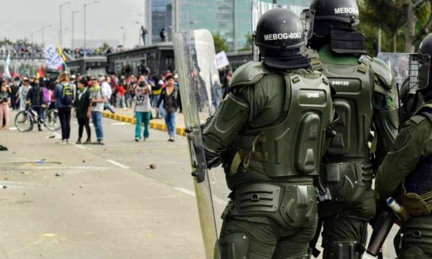 Bloqueos con fuego y nuevos choques entre Esmad y manifestantes, en Bogotá