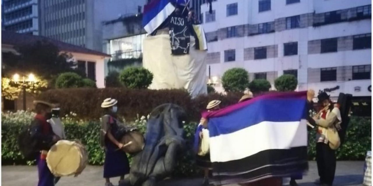 Indígenas derriban estatua de Gonzálo Jiménez de Quesada en Bogotá
