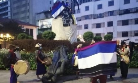 Indígenas derriban estatua de Gonzálo Jiménez de Quesada en Bogotá