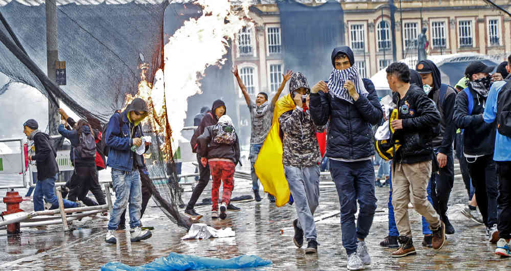 Encapuchados atacaron el Congreso e intentaron entrar; congresistas, evacuados