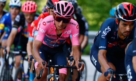 Al final de una sufrida etapa 17, Egan Bernal sigue de lider en el Giro de Italia
