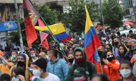 Colombia busca salida a la crisis económica y social, al escuchar a la democracia en la calle