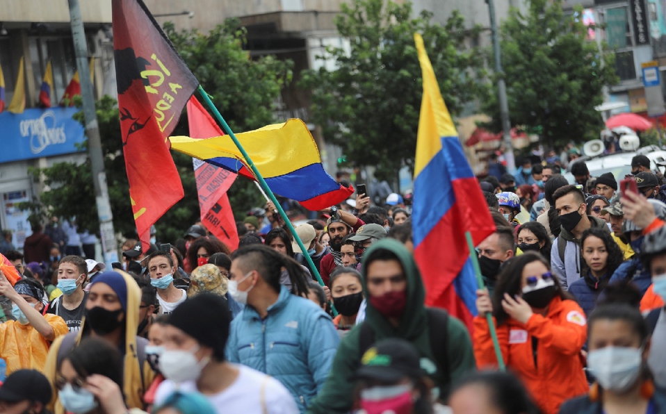 Colombia busca salida a la crisis económica y social, al escuchar a la democracia en la calle