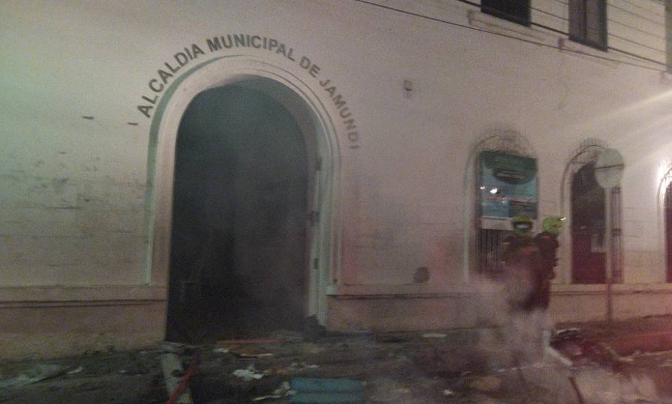 Atacan e incendian sedes de la Alcaldía y Concejo de Jamundí