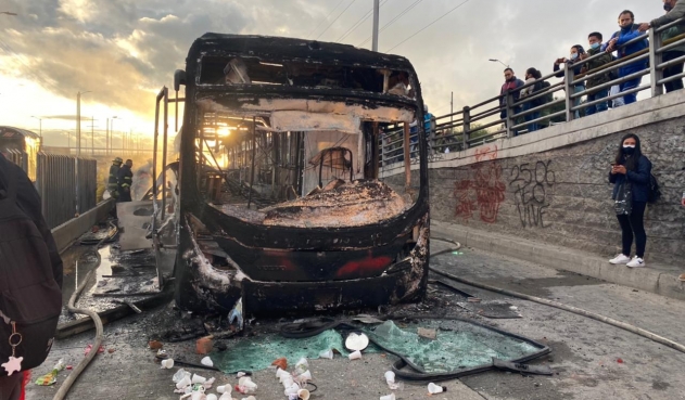Queman bus de Transmilenio durante bloqueos en Soacha, paralizado sur de Bogotá