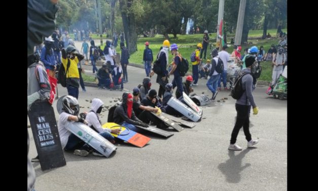 (EN VIDEO) Madrugaron a bloquear Medellín. Manifestantes y terroristas de La Primera Línea celebran dos meses del paro