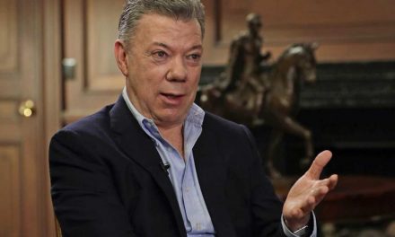 “Uribe no se opuso al cambio de esa nefasta doctrina”: Santos en su aporte a la Comisión de la Verdad sobre los falsos positivos