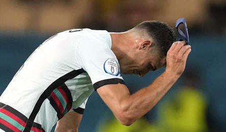 Cristiano Ronaldo patea el brazalete de capitán tras la eliminación de la Eurocopa y los portugueses no lo perdonan (VIDEO)