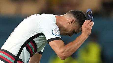 Cristiano Ronaldo patea el brazalete de capitán tras la eliminación de la Eurocopa y los portugueses no lo perdonan (VIDEO)