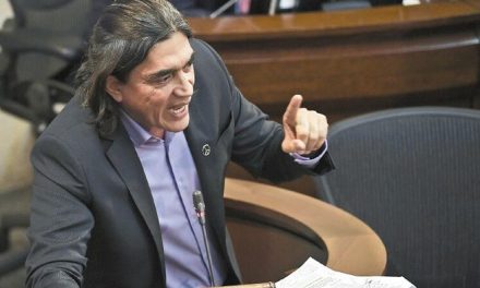 Consejo de Estado decidirá si el senador Gustavo Bolívar pierde su investidura por financiar a la Primera Línea
