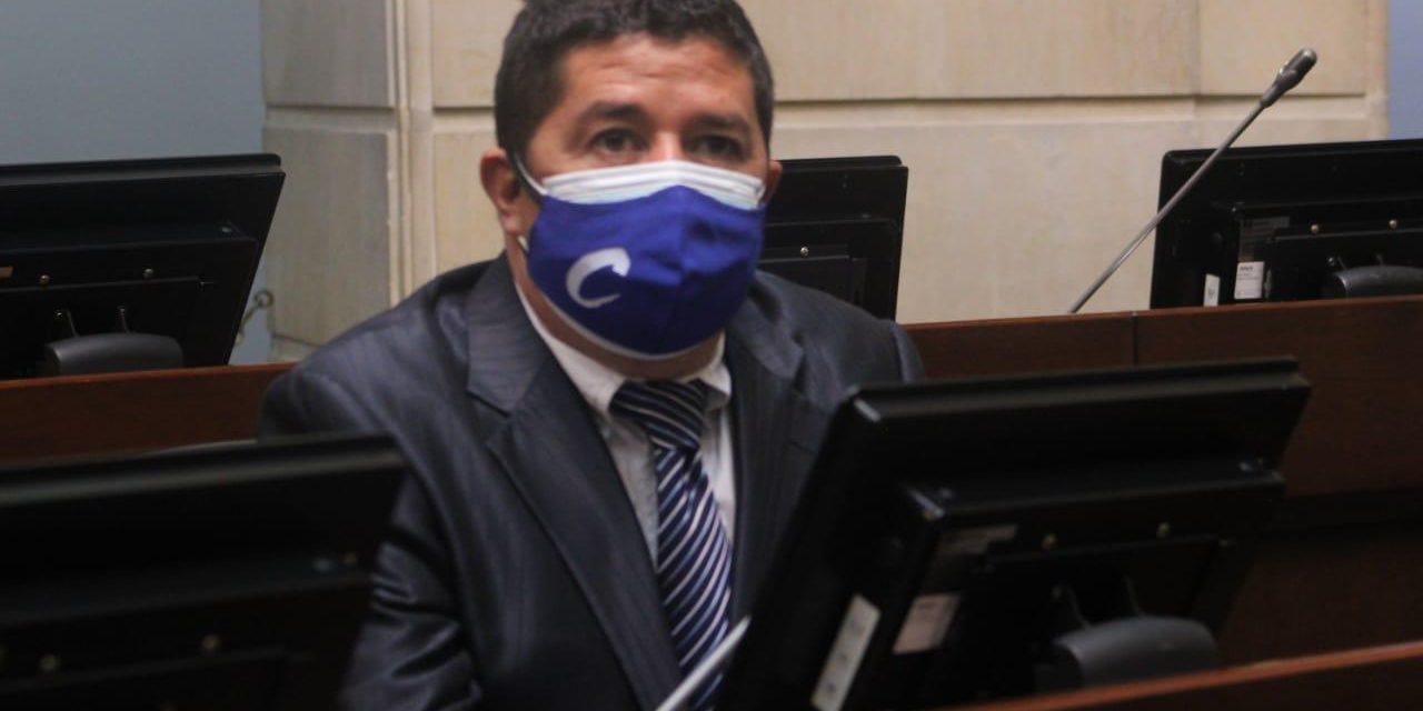 Senador Mauricio Delgado pide a MinSalud priorizar vacunación para mayores de 18 años en el Valle del Cauca