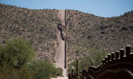 Decenas de cadáveres de migrantes aparecen en la zona fronteriza de Arizona en medio de un calor extremo