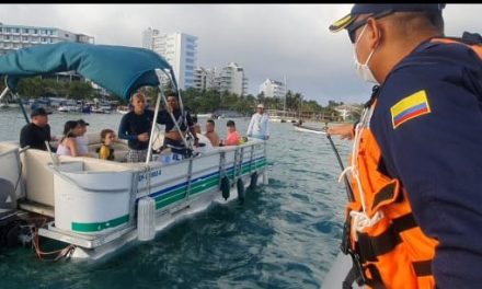 Guardacostas rescatan a 17 personas en el mar en San Andres