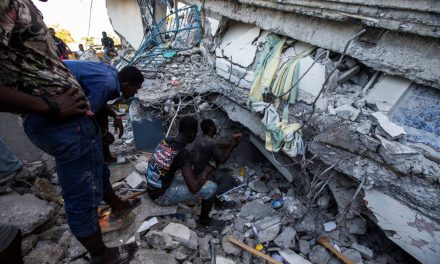 Rescatistas se apresuran por encontrar sobrevivientes tras terremoto Haití, muertos aumentan a 1.297