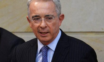 Álvaro Uribe propone referendo para definir curules de paz y reducir el Congreso