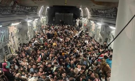 Más de 600 afganos amontonados en un avión militar de EE.UU. para huir del país.foto histórica