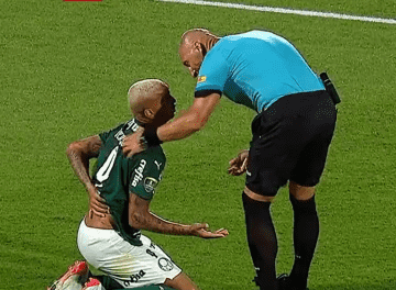 VIDEO: Un futbolista del Palmeiras finge que es agredido… ¡por el árbitro!
