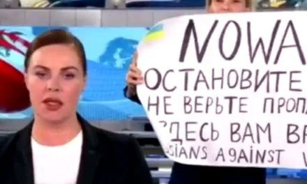 La mujer que irrumpió en el noticiero central ruso para protestar contra la invasión a Ucrania fue arrestada y está desaparecida