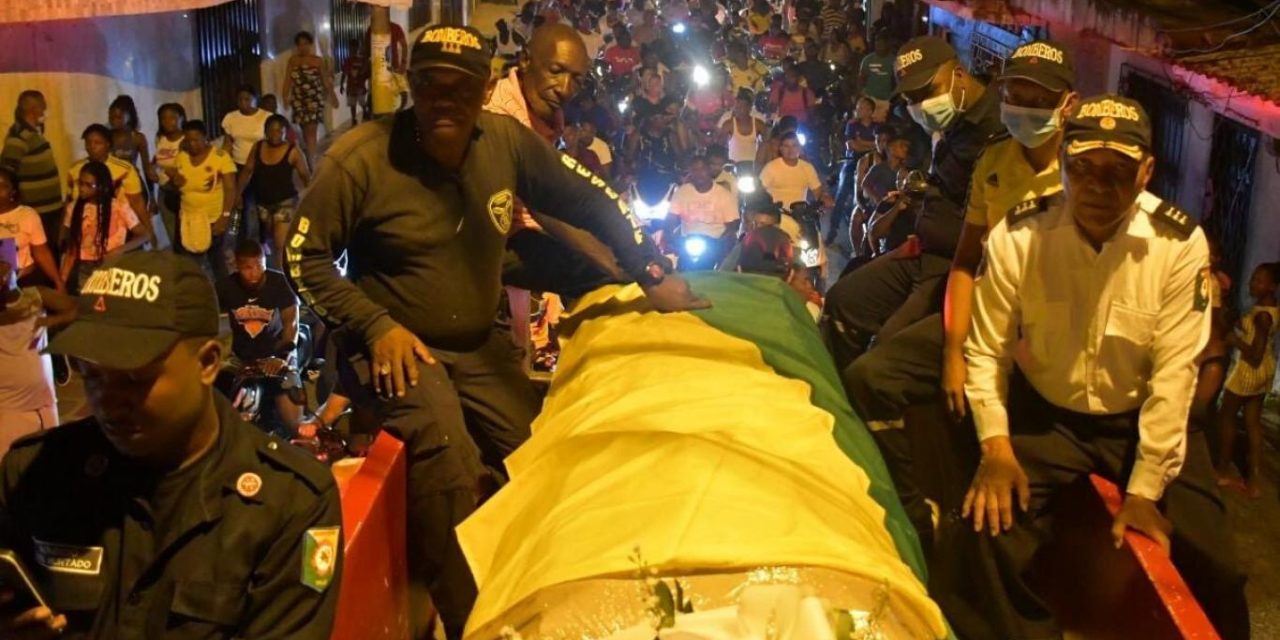 Multitudinario recibimiento del cuerpo de Freddy Rincón en Buenaventura
