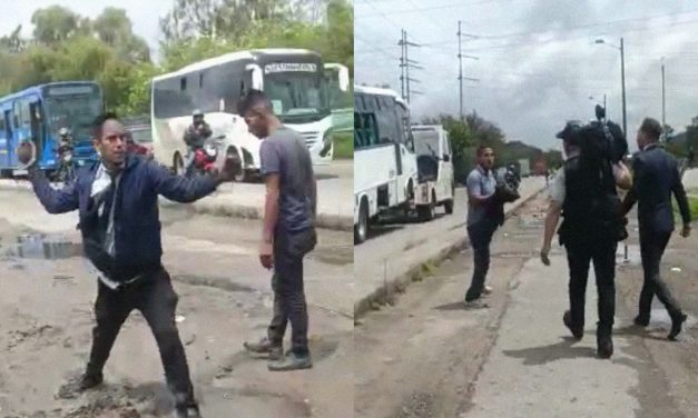 Agreden con puños y piedras a periodistas que cubrían accidente de ruta escolar en Bogotá