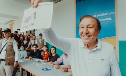 Rodolfo Hernández vota y se mantiene en silencio