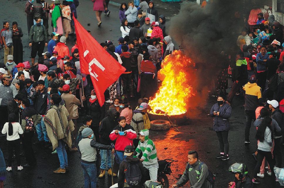 Miles de personas se movilizan en Quito en el décimo día del paro nacional en Ecuador