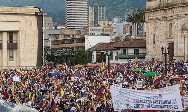 VIDEOS MULTITUDINARIAS MARCHAS EN COLOMBIA CONTRA EL GOBIERNO PETRO