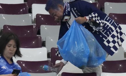 Hinchas japoneses limpiaron estadio de fútbol, hecho de admiración mundial