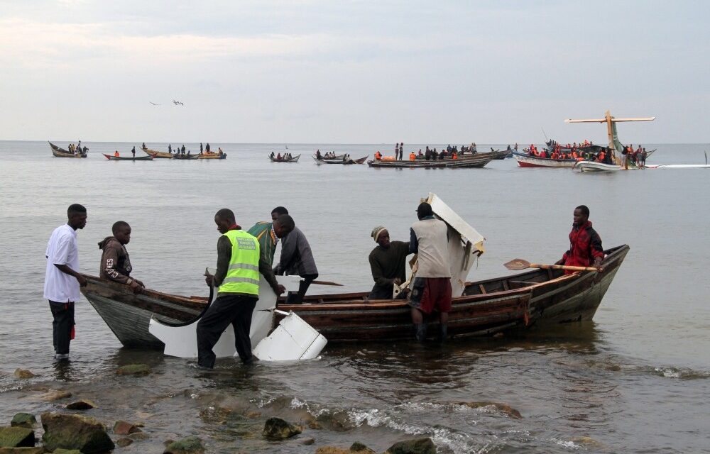 Avión se estrella en el Lago Victoria en Tanzania: 19 muertos