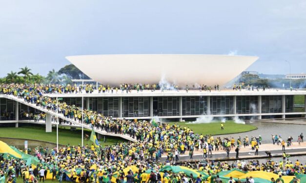 Cientos de seguidores de Jair Bolsonaro invaden el Congreso de Brasil